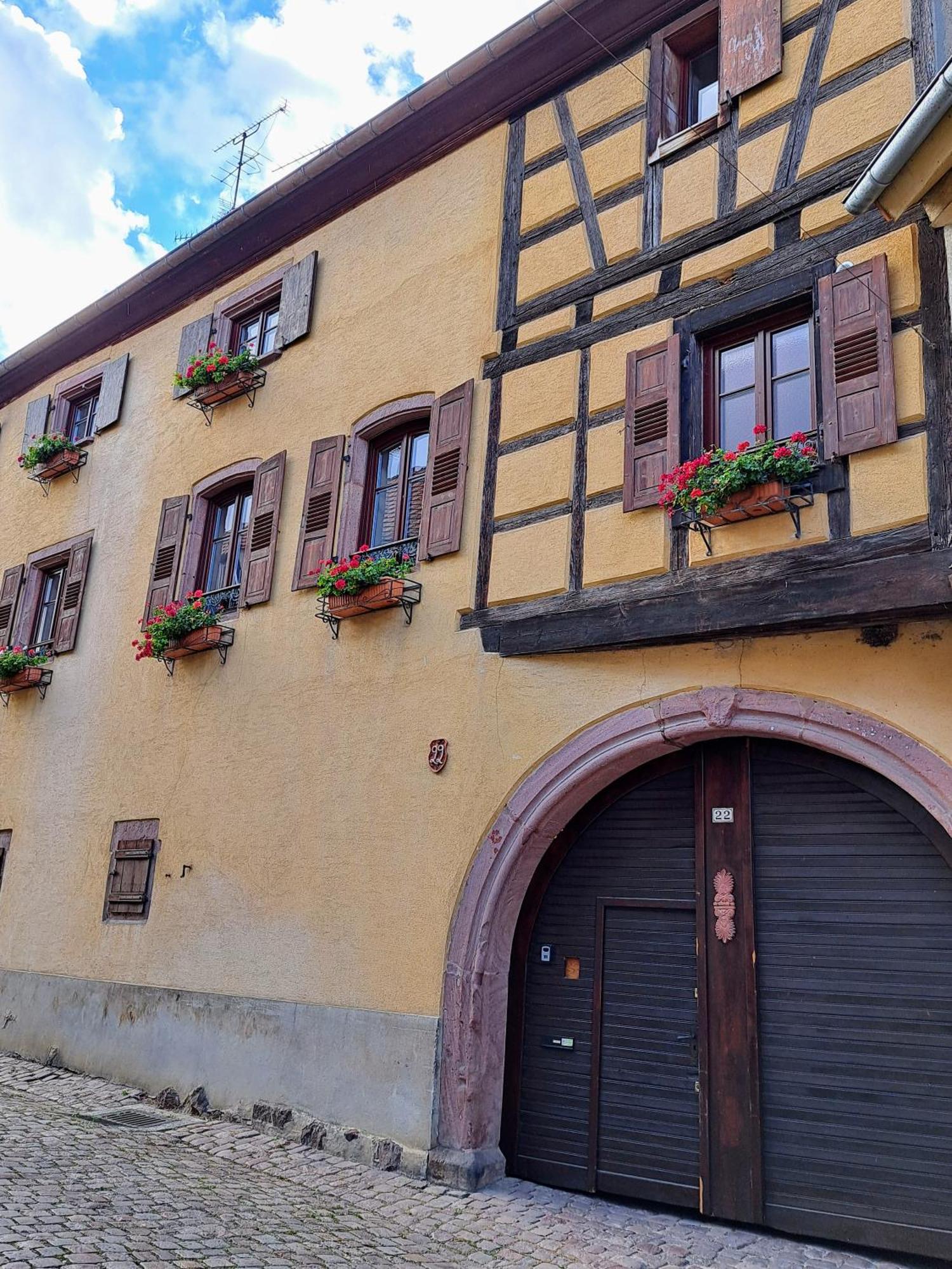 Grand Gite Dans Maison Alsacienne Historique Gueberschwihr Exteriör bild