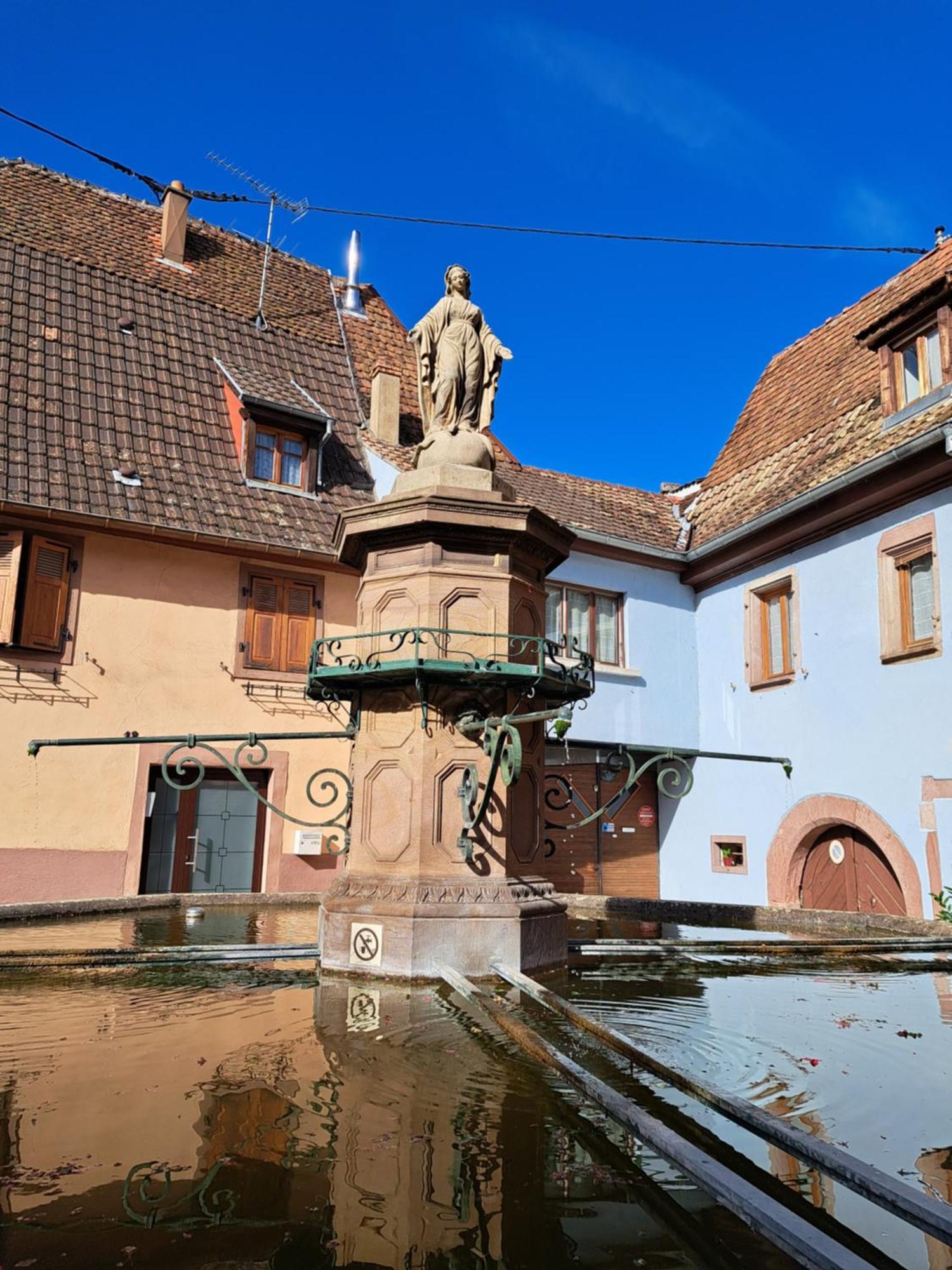 Grand Gite Dans Maison Alsacienne Historique Gueberschwihr Exteriör bild