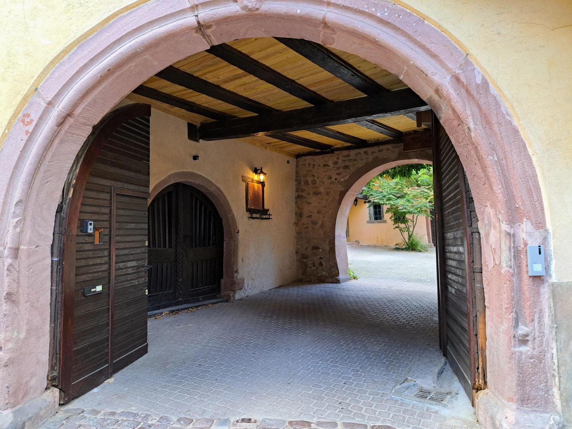Grand Gite Dans Maison Alsacienne Historique Gueberschwihr Exteriör bild