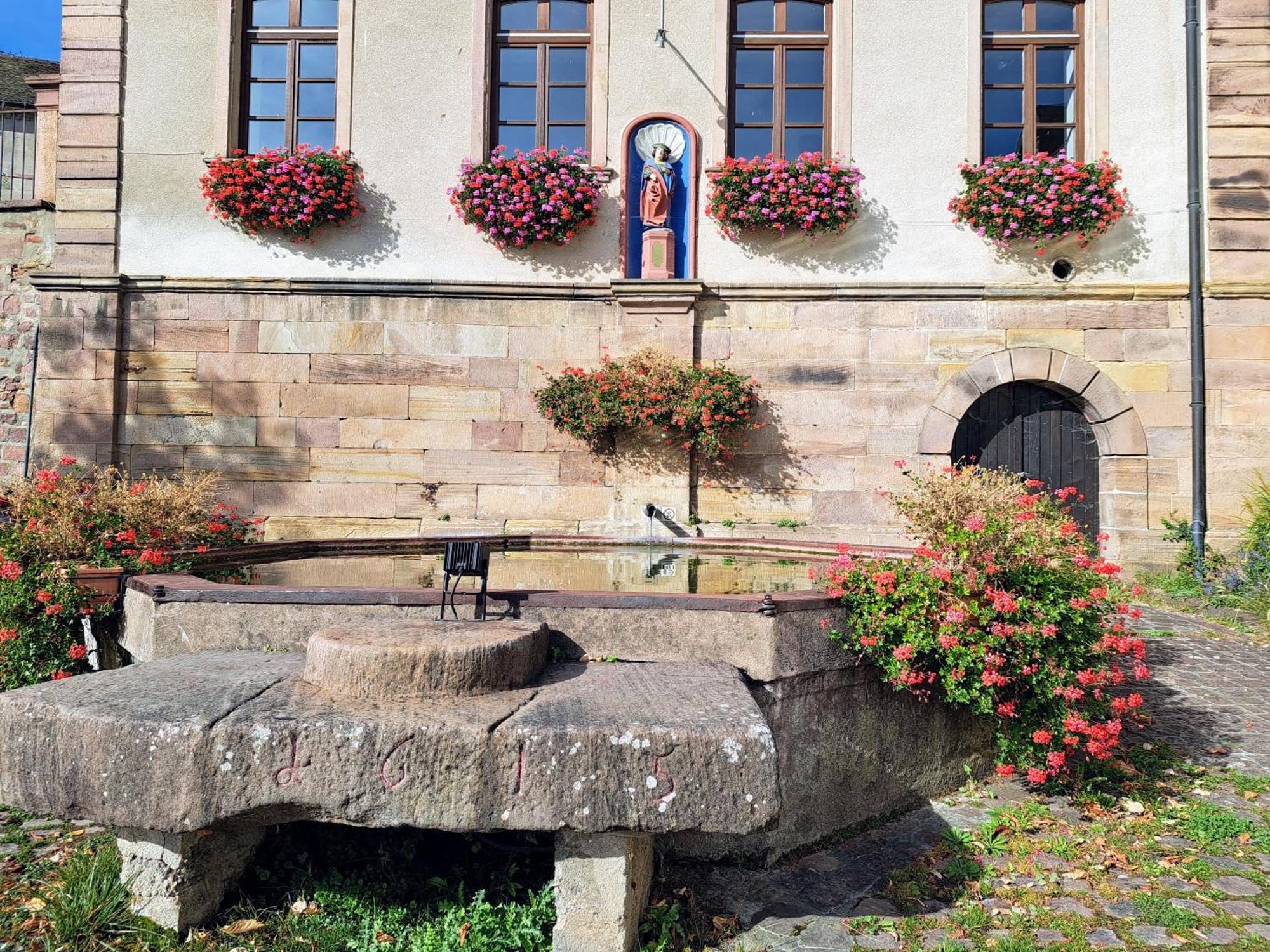 Grand Gite Dans Maison Alsacienne Historique Gueberschwihr Exteriör bild